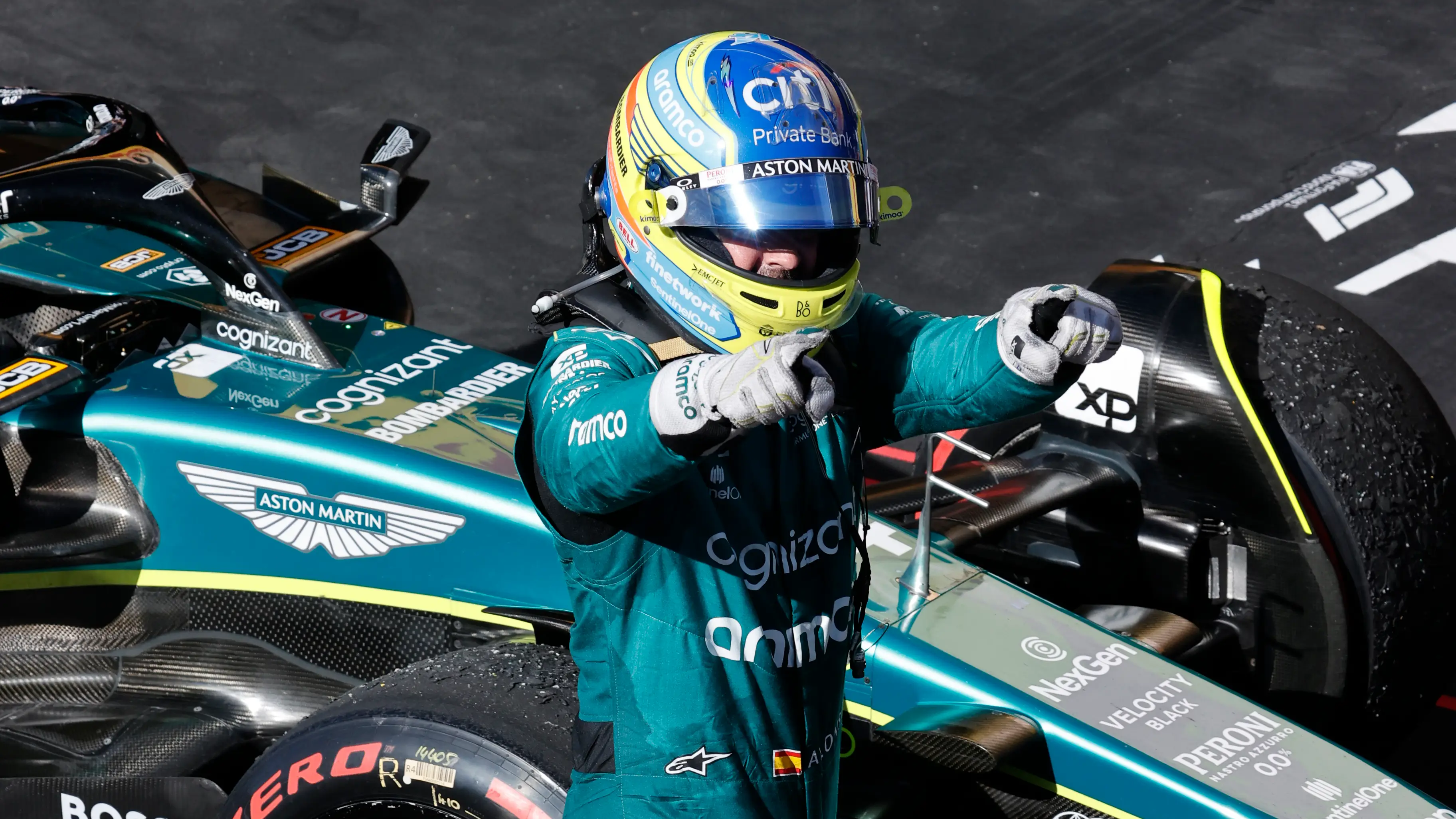 Fernando Alonso celebra su tercer puesto en el GP de Brasil Fernando Alonso celebra su tercer puesto en el GP de Brasil