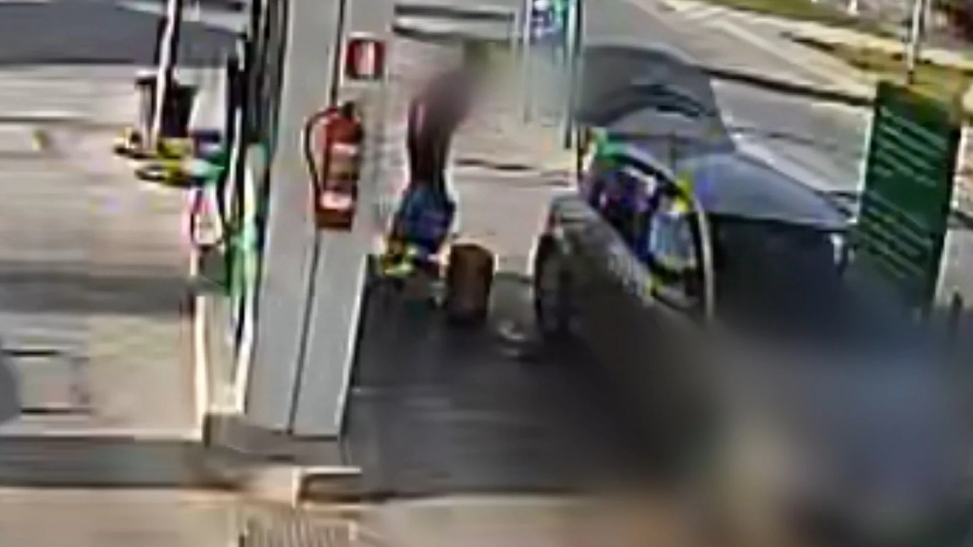 El detenido llenando garrafas de gasolina para su coche