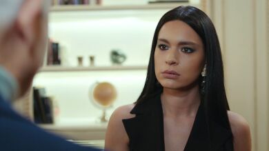 Zehra le recuerda a su padre que el cumpleaños de Yildiz llegará pronto: ¡él lo había olvidado! 