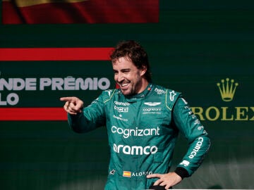 Fernando Alonso sonríe en el podio de Interlagos