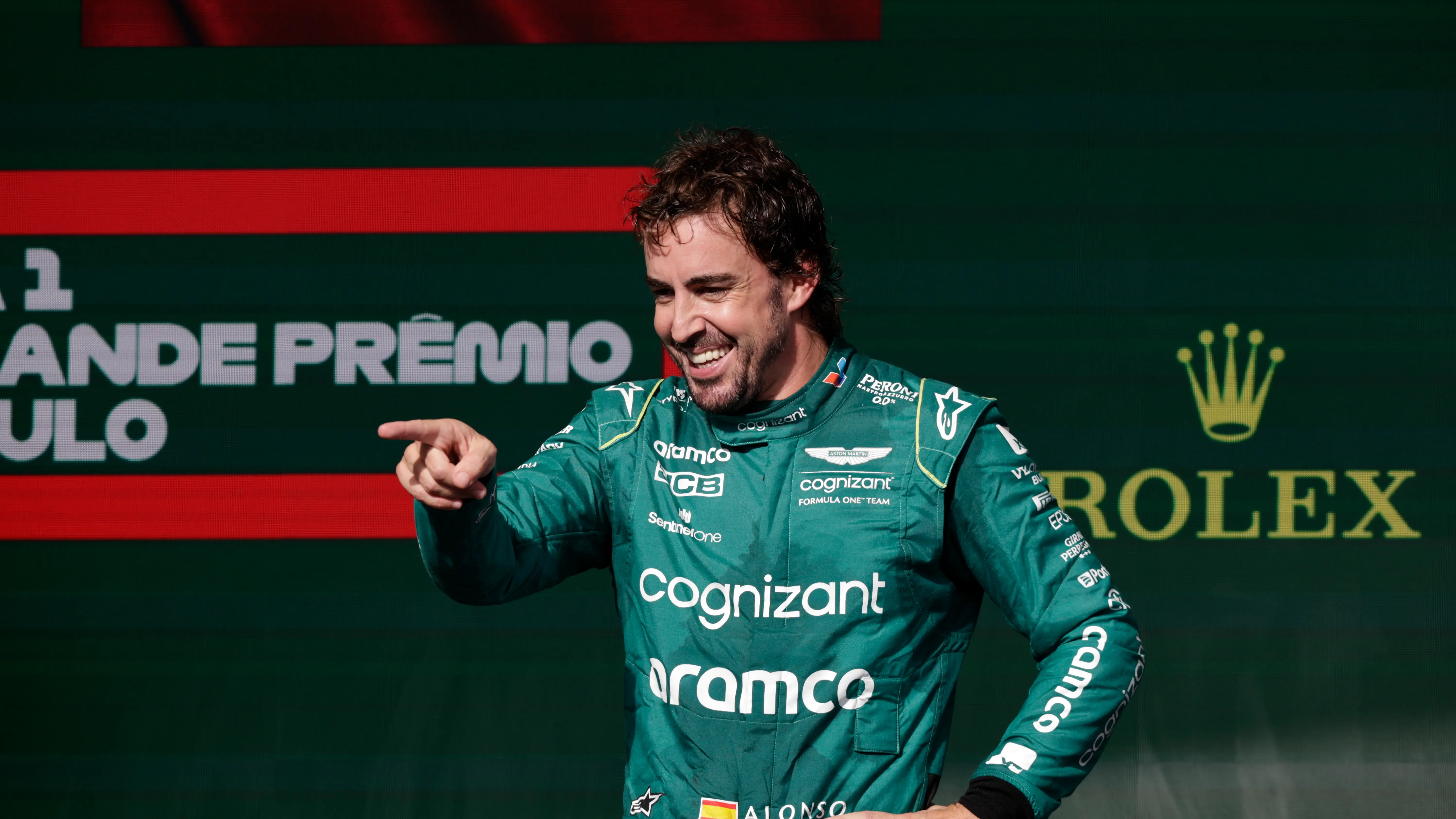 Fernando Alonso sonr&iacute;e en el podio de Interlagos