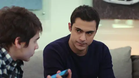 Yiğit, destrozado al descubrir que Lila ha cenado con otro chico Yiğit, destrozado al descubrir que Lila ha cenado con otro chico