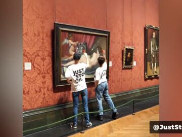 Activistas atacan con martillos 'La Venus del Espejo' de Velázquez en la National Gallery de Londres