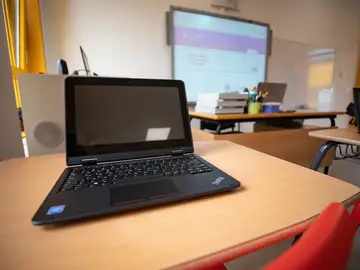 Ordenador portátil en una clase de colegio Ordenador portátil en una clase de colegio