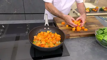 Añade la calabaza al wok
