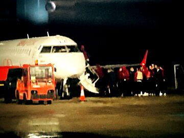 Los jugadores del Sevilla FC dejan sin vuelo a más de 80 pasajeros que habían pasado la noche en el aeropuerto