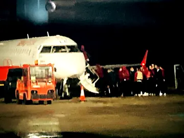 Los jugadores del Sevilla FC dejan sin vuelo a más de 80 pasajeros que habían pasado la noche en el aeropuerto Los jugadores del Sevilla FC dejan sin vuelo a más de 80 pasajeros que habían pasado la noche en el aeropuerto
