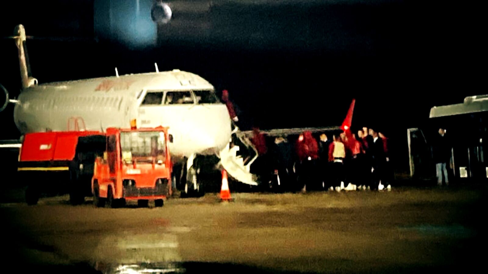 Los jugadores del Sevilla FC dejan sin vuelo a más de 80 pasajeros que habían pasado la noche en el aeropuerto