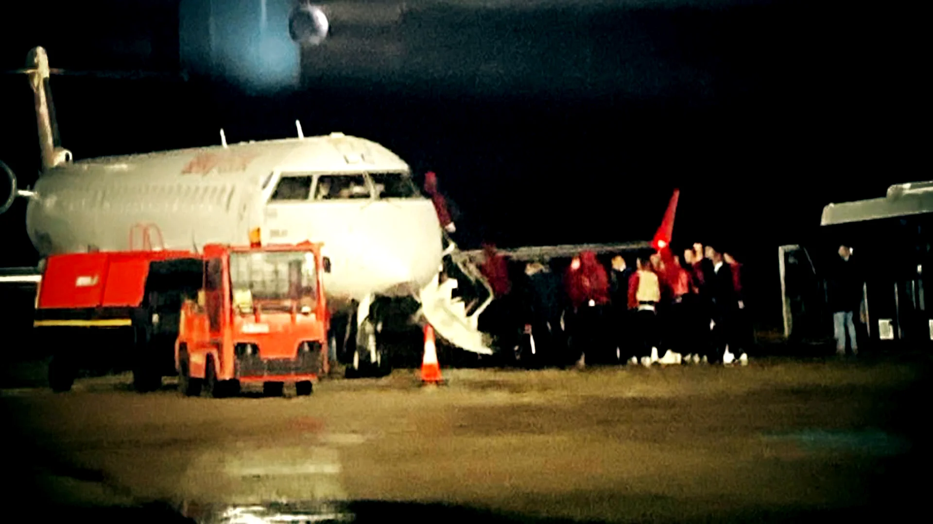 Los jugadores del Sevilla FC dejan sin vuelo a m&aacute;s de 80 pasajeros que hab&iacute;an pasado la noche en el aeropuerto