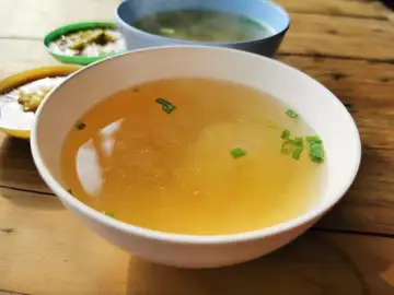 Un plat con caldo Un plat con caldo