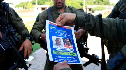 Un policía sostiene un cartel con la imagen de Luis Manuel Díaz, secuestrado por la guerrilla del ELN Un policía sostiene un cartel con la imagen de Luis Manuel Díaz, secuestrado por la guerrilla del ELN