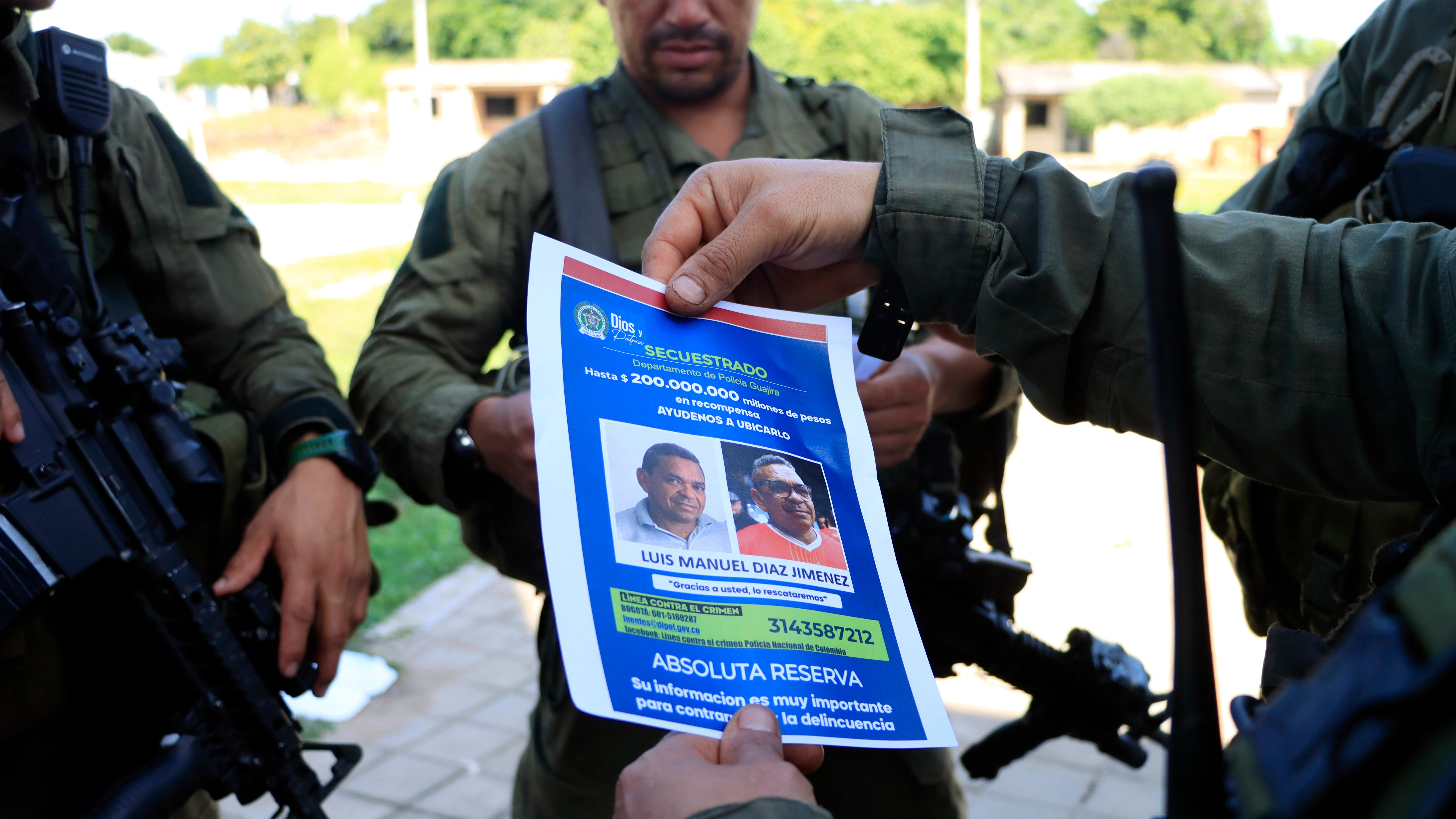 Un policía sostiene un cartel con la imagen de Luis Manuel Díaz, secuestrado por la guerrilla del ELN Un policía sostiene un cartel con la imagen de Luis Manuel Díaz, secuestrado por la guerrilla del ELN
