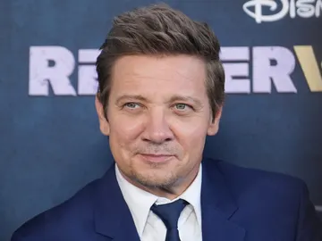 Jeremy Renner en la premiere de su serie para Disney Rennervations Jeremy Renner en la premiere de su serie para Disney Rennervations