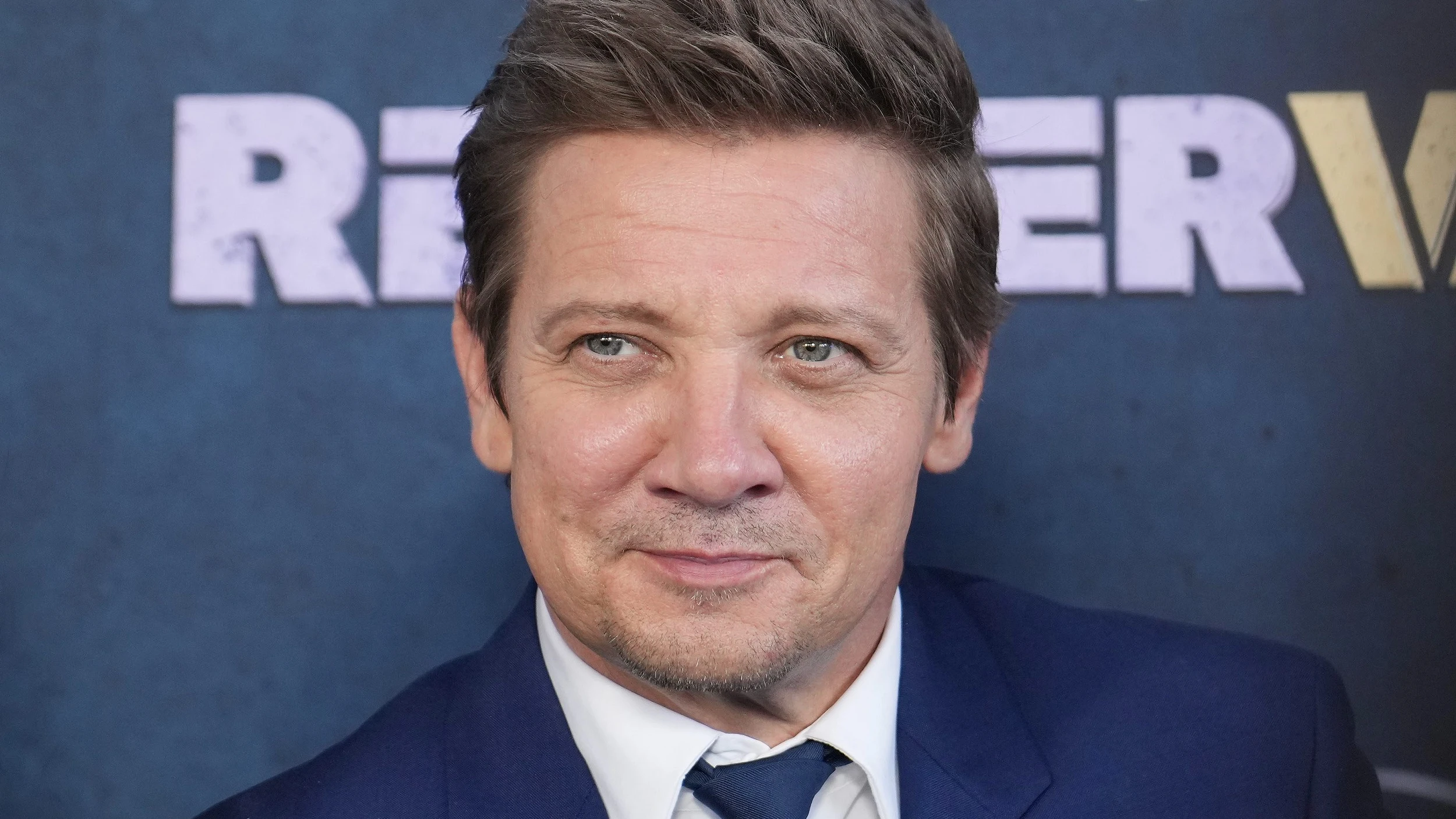 Jeremy Renner en la premiere de su serie para Disney Rennervations Jeremy Renner en la premiere de su serie para Disney Rennervations