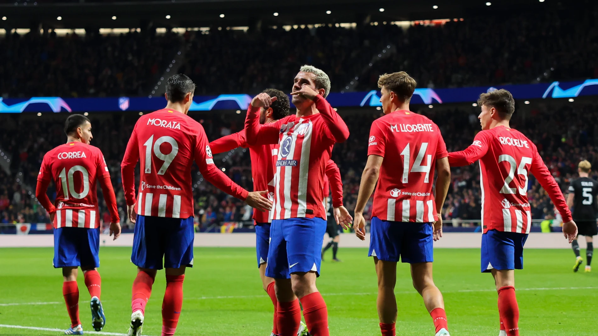 Los jugadores del Atlético celebran un gol de Antoine Griezmann