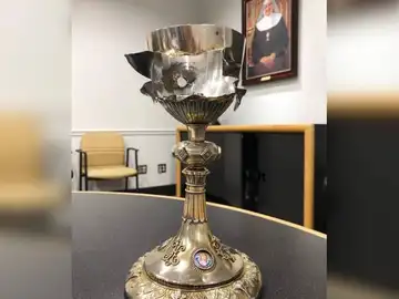 Cáliz de Qaragosh tiroteado por el Estado Islámico Cáliz de Qaragosh tiroteado por el Estado Islámico