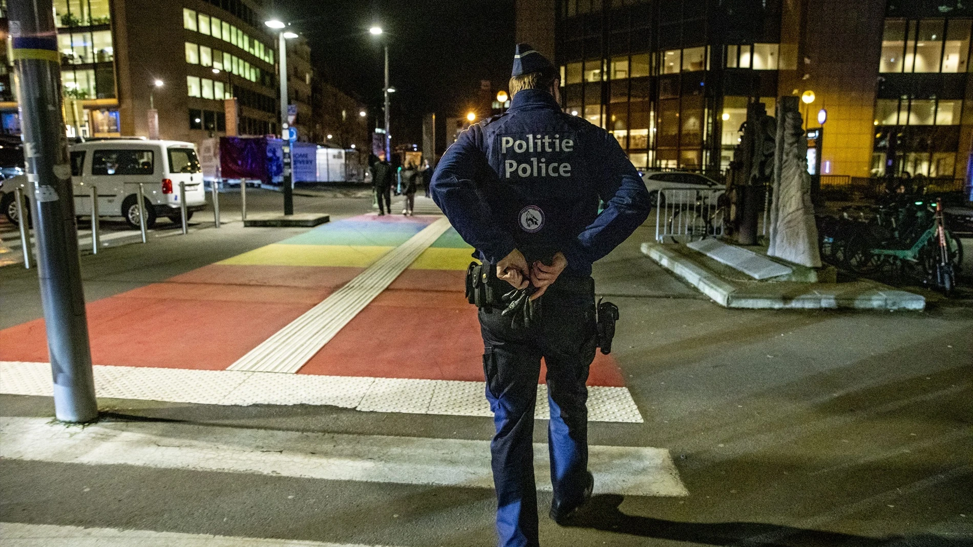 Imagen de un agente de Policía caminando por Bruselas