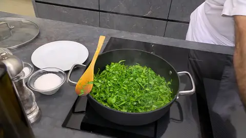 Cuando se hayan rehogado, añade la salsa de tomate y mezcla Cuando se hayan rehogado, añade la salsa de tomate y mezcla