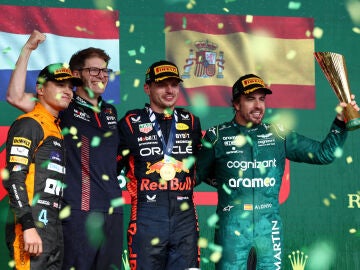 Lando Norris, Max Verstappen y Fernando Alonso, en el podio de Interlagos