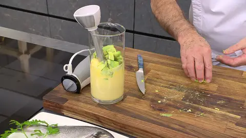 Añade medio aguacate troceado y tritura Añade medio aguacate troceado y tritura