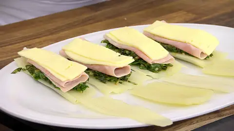 Deposita una loncha de jamón encima de cada penca Deposita una loncha de jamón encima de cada penca