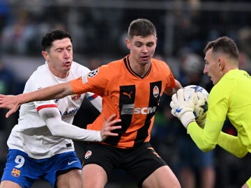 Robert Lewandowski disputando un balón con la defensa del Shakhtar