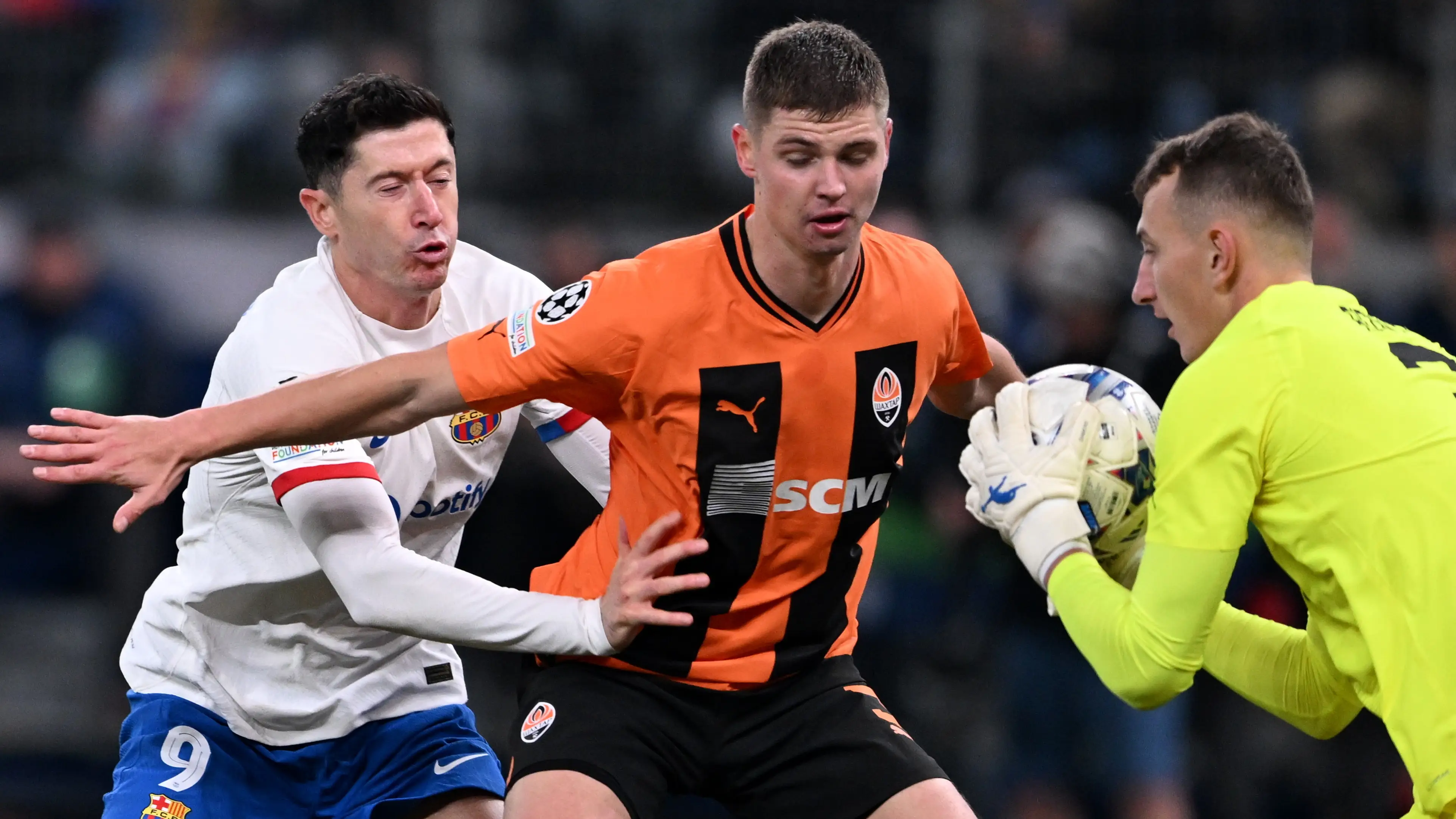 Robert Lewandowski disputando un balón con la defensa del Shakhtar Robert Lewandowski disputando un balón con la defensa del Shakhtar