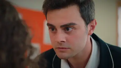 Ömer, da la cara por Yasmin frente a Asiye: "No estás bien. Vete de aquí" Ömer, da la cara por Yasmin frente a Asiye: "No estás bien. Vete de aquí"