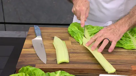 Cuece las pencas en una cazuela con agua hirviendo Cuece las pencas en una cazuela con agua hirviendo