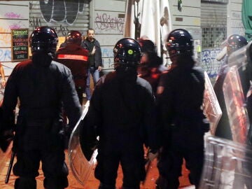 Agentes de Policía en el lugar de los incidentes entre ultras del PSG y AC Milan