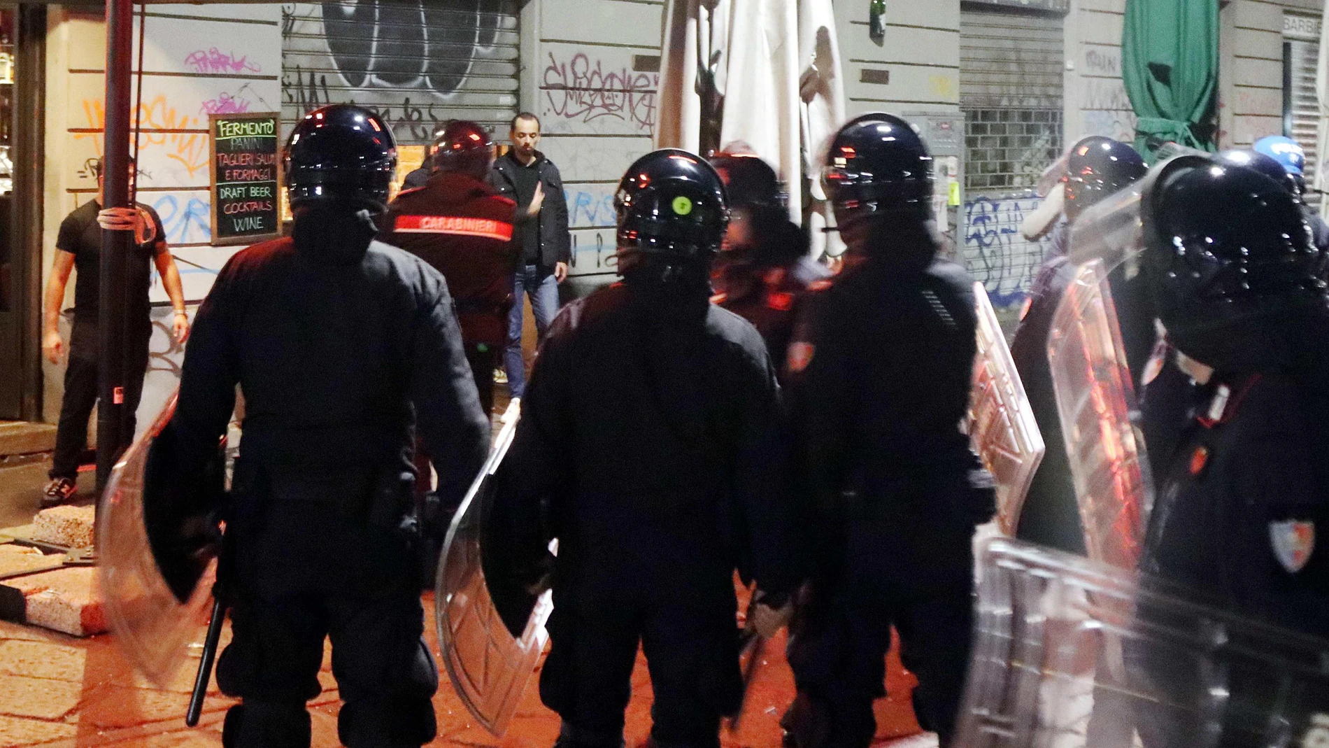 Agentes de Policía en el lugar de los incidentes entre ultras del PSG y AC Milan