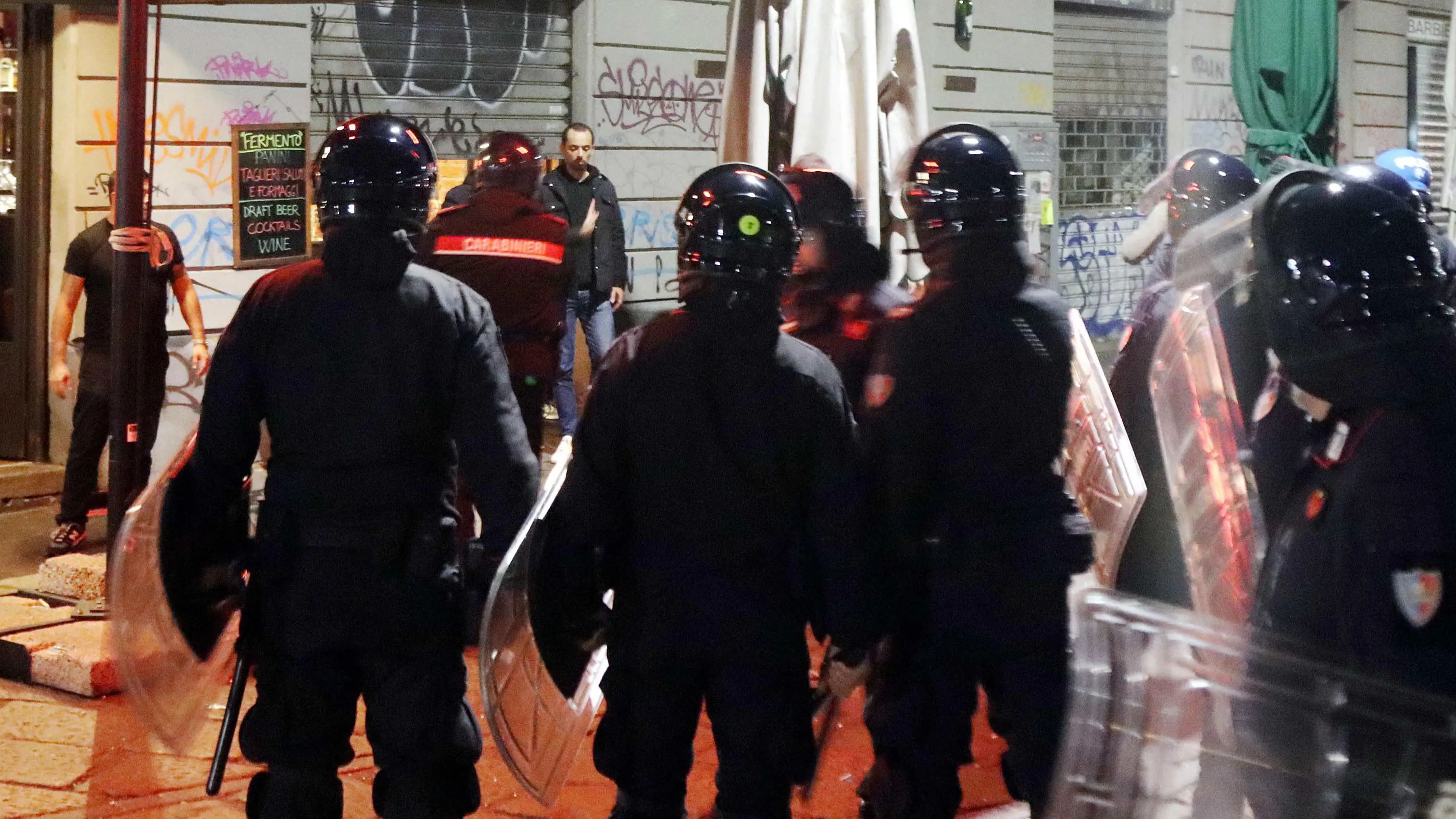 Agentes de Policía en el lugar de los incidentes entre ultras del PSG y AC Milan Agentes de Policía en el lugar de los incidentes entre ultras del PSG y AC Milan