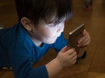 Imagen de un niño viendo el móvil