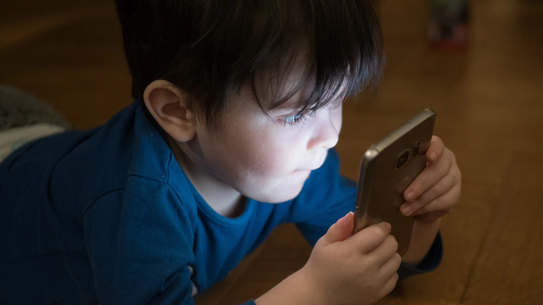 Una neuropediatra alerta sobre los peligros de que un niño de menos de 3  años tenga un móvil en sus manos