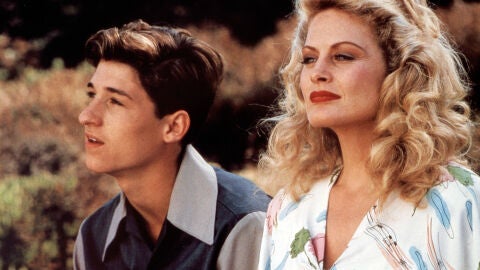 Patrick Dempsey y Beverly D'Angelo en la película In the Wood 1987