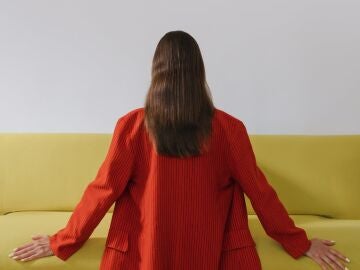 Una mujer con una chaqueta roja