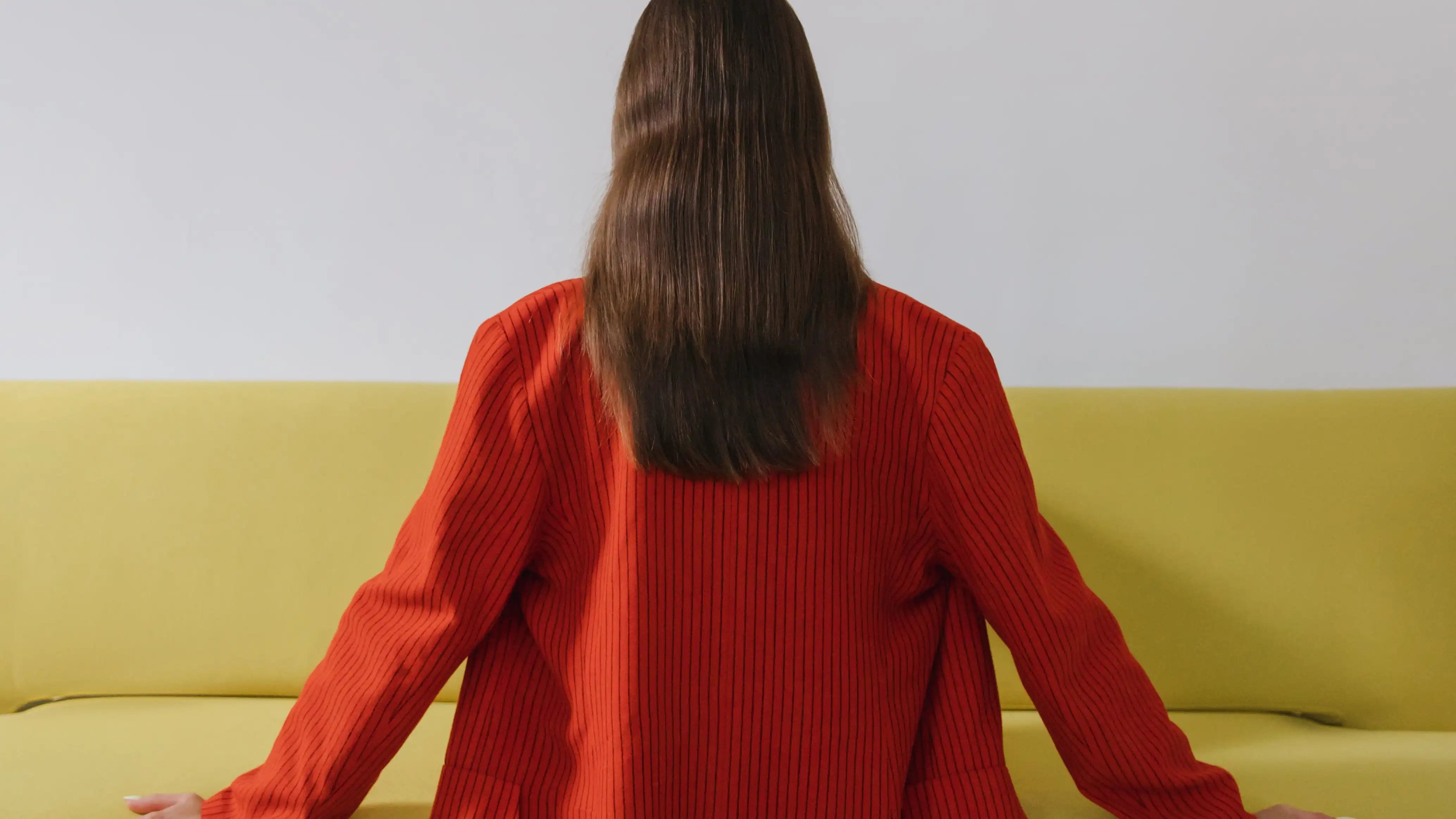 Una mujer con una chaqueta roja