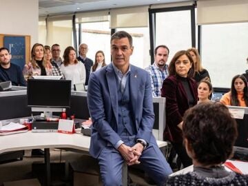 Pedro Sánchez con los trabajadores de la sede de Ferraz