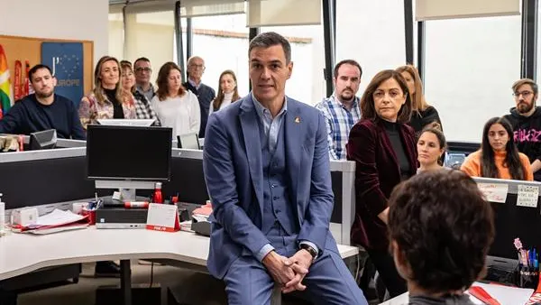 Pedro Sánchez con los trabajadores de la sede de Ferraz Pedro Sánchez con los trabajadores de la sede de Ferraz