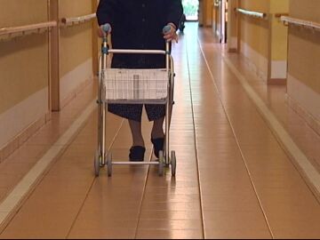 Persona mayor caminando con andador