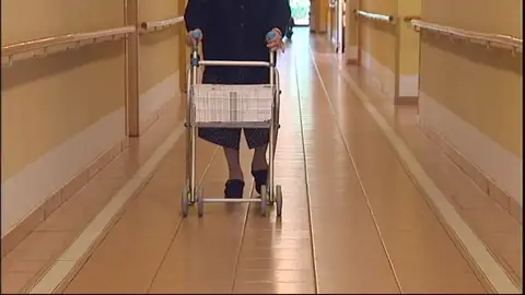 Persona mayor caminando con andador Antena 3 Noticias