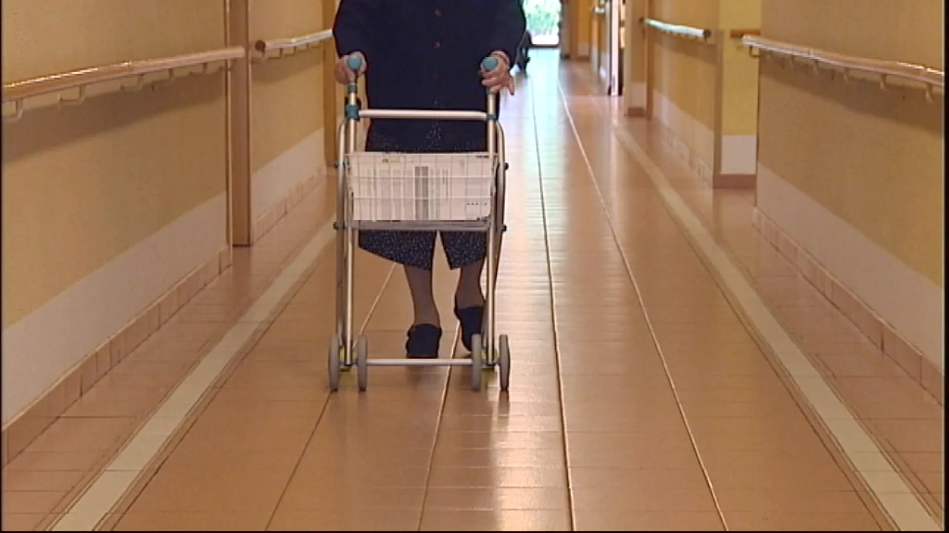 Persona mayor caminando con andador Antena 3 Noticias