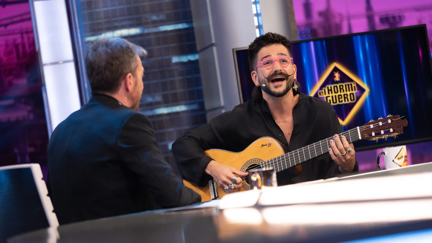 Camilo coge la guitarra para improvisar en directo Salitre, su nueva canción con Manuel Carrasco Camilo coge la guitarra para improvisar en directo Salitre, su nueva canción con Manuel Carrasco