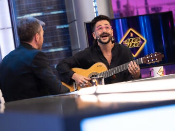 Camilo coge la guitarra para improvisar en directo Salitre, su nueva canción con Manuel Carrasco