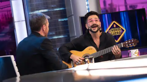 Camilo coge la guitarra para improvisar en directo Salitre, su nueva canción con Manuel Carrasco Camilo coge la guitarra para improvisar en directo Salitre, su nueva canción con Manuel Carrasco