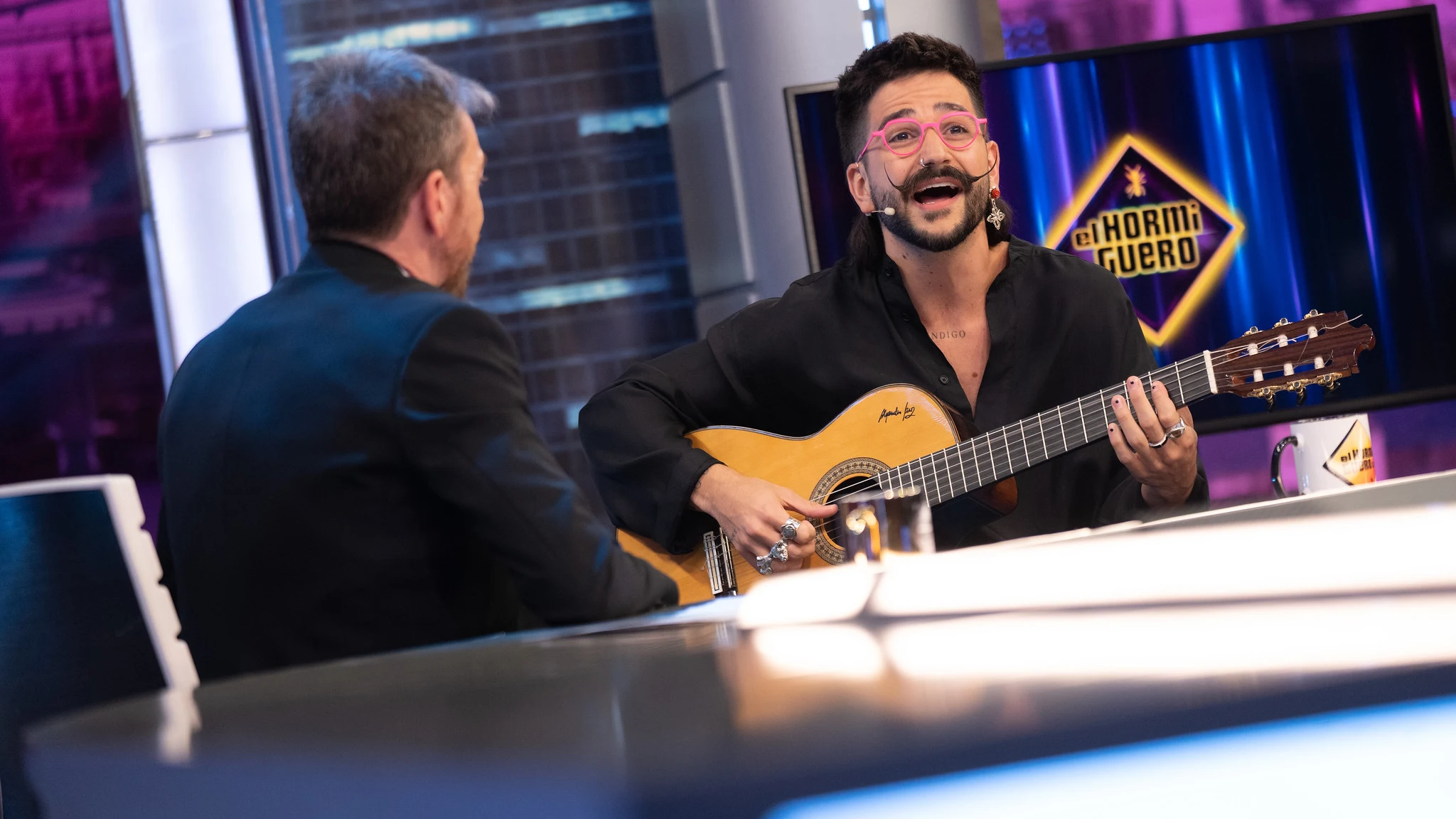 Camilo coge la guitarra para improvisar en directo Salitre, su nueva canción con Manuel Carrasco Camilo coge la guitarra para improvisar en directo Salitre, su nueva canción con Manuel Carrasco