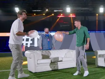 Piqué y Joaquín se pican en una partida de Globos Piqué y Joaquín se pican en una partida de Globos
