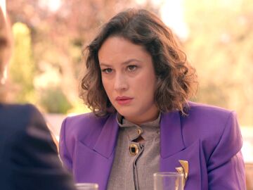 Una firma decisiva: Alicia le ofrece a Victoria el contrato para convertirse en socias 