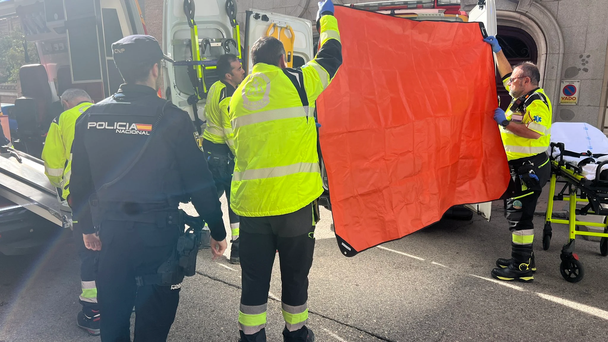 Los servicios de emergencias en el lugar de los hechos Los servicios de emergencias en el lugar de los hechos