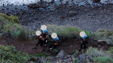Intenta robar varios vehículos y termina huyendo a nado en el mar durante más de una hora en Tenerife